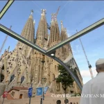 La Sagrada Família e la Croce che illumina Barcellona
