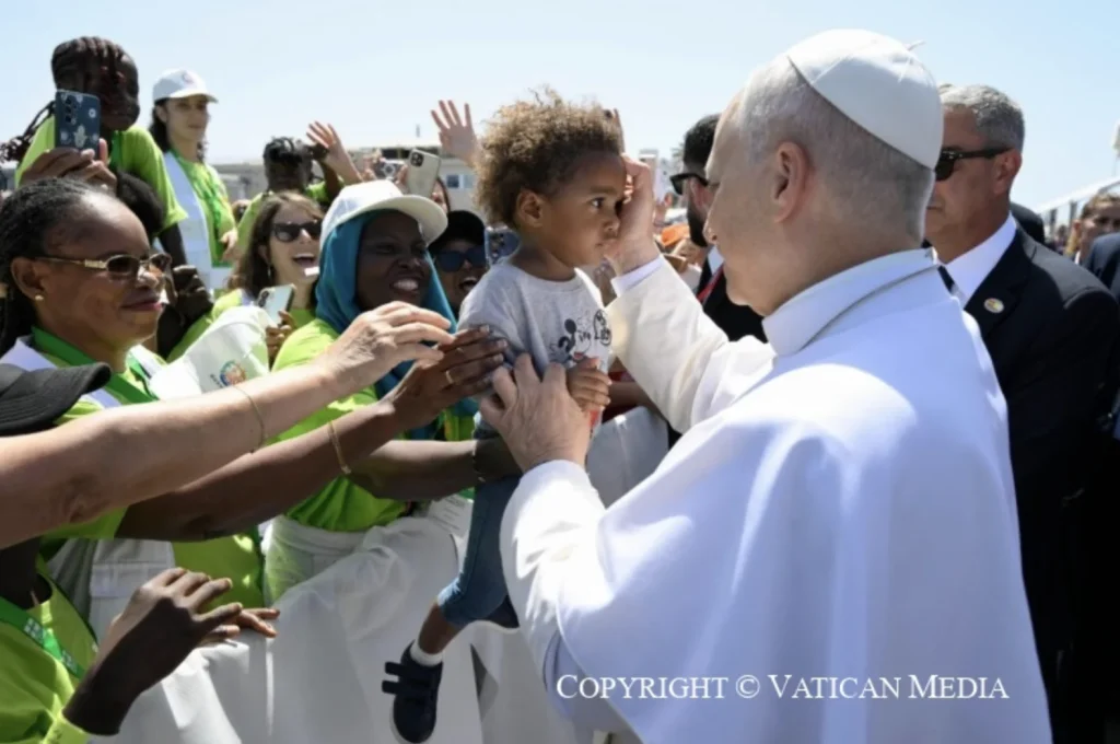 Leone XIV ad Arguineguín: il Vangelo dei migranti sulla riva dell’Atlantico 1 leone xiv con bambino rifugiato delle canarie