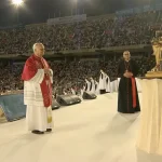 Leone XIV ai giovani a Barcellona: «Dio non ci abbandona nel buio — il perdono è un cammino, non un comando»