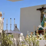 Leone XIV conclude a Tenerife il viaggio apostolico in Spagna. Il Cuore di Cristo e il mare dell’accoglienza