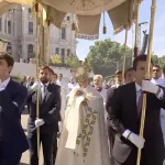 Il Dio che attraversa le piazze