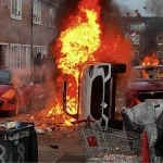 Irlanda del Nord nel caos dopo l’aggressione di un rifugiato sudanese