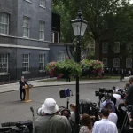 Starmer se ne va: la politica britannica diventa una porta girevole