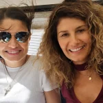 Una madre davanti alla porta chiusa