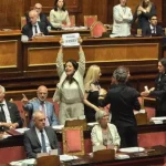 Caso Delmastro, lo scudo sulle chat di Bisteccherie d’Italia riaccende lo scontro sull’immunità parlamentare
