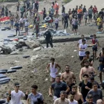 I migranti arrivano a nuoto a Ceuta