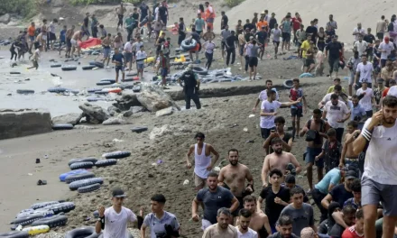I migranti arrivano a nuoto a Ceuta