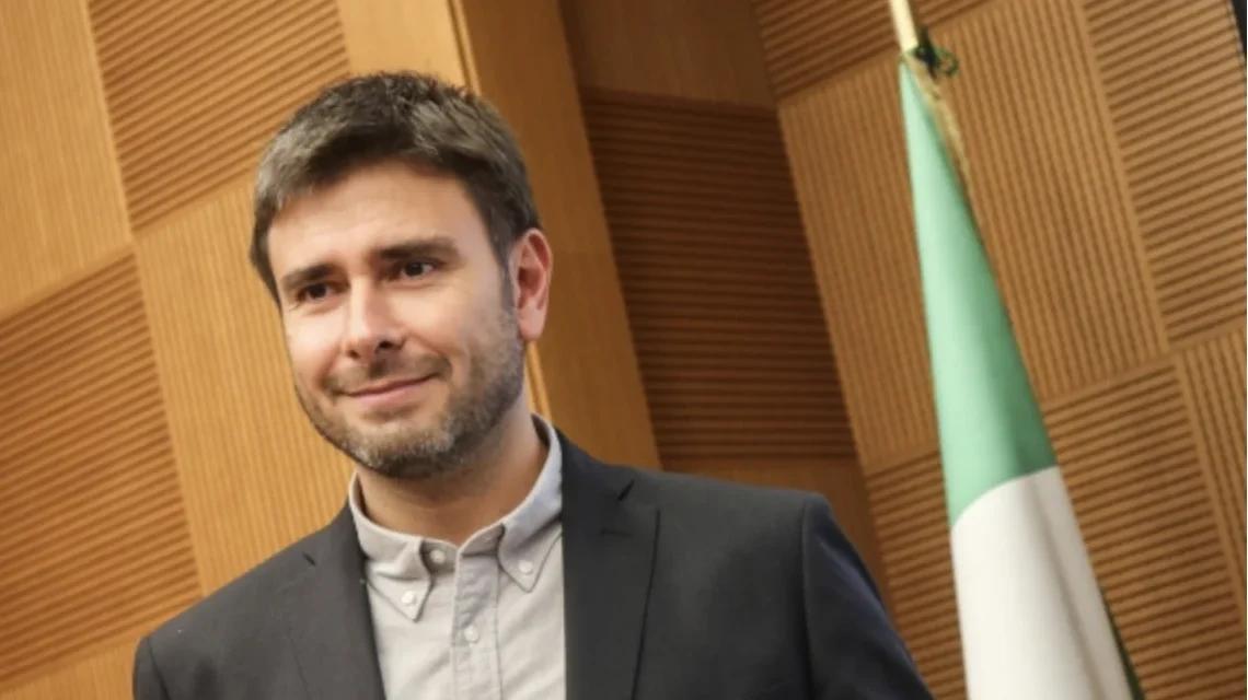 Alessandro Di Battista, la politica e il mestiere più grande: fare il padre