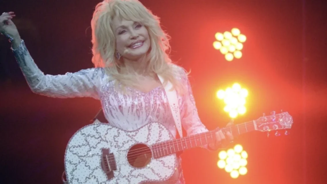 Dolly Parton, alle tre del mattino parlava con Dio: dietro le paillettes, una vita aggrappata alla fede