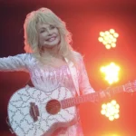 Dolly Parton, alle tre del mattino parlava con Dio: dietro le paillettes, una vita aggrappata alla fede