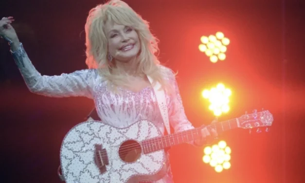Dolly Parton, alle tre del mattino parlava con Dio: dietro le paillettes, una vita aggrappata alla fede