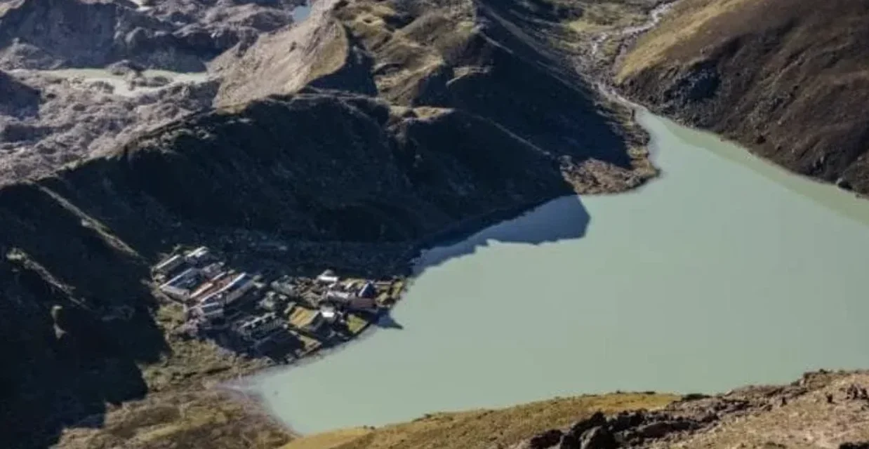 Nepal e Tibet, stiamo perdendo la colla: il ghiacciaio crollato e l’Himalaya che si sgretola