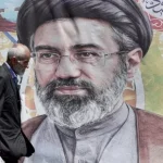 Khamenei moribondo? La profezia che non torna mentre l’Iran tratta su Hormuz