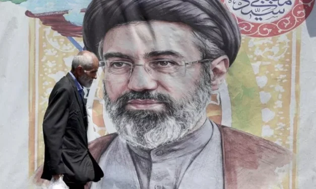 Khamenei moribondo? La profezia che non torna mentre l’Iran tratta su Hormuz