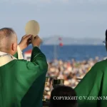 Leone XIV al Meeting di Rimini: la Chiesa che serve resiste alla cultura della potenza