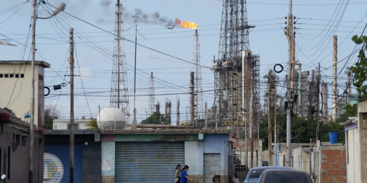 Venezuela, il petrolio dopo Maduro: l’America che esporta democrazia e importa barili