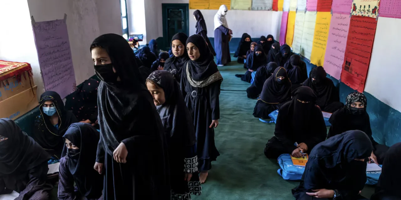 Afghanistan, 2,4 milioni di bambine senza scuola: i talebani stanno cancellando il futuro delle donne