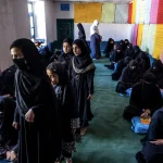 Afghanistan, 2,4 milioni di bambine senza scuola: i talebani stanno cancellando il futuro delle donne