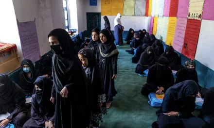 Afghanistan, 2,4 milioni di bambine senza scuola: i talebani stanno cancellando il futuro delle donne