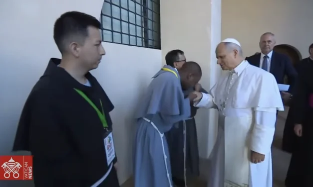 Leone XIV contro la religione del fare: senza preghiera l’uomo perde l’anima