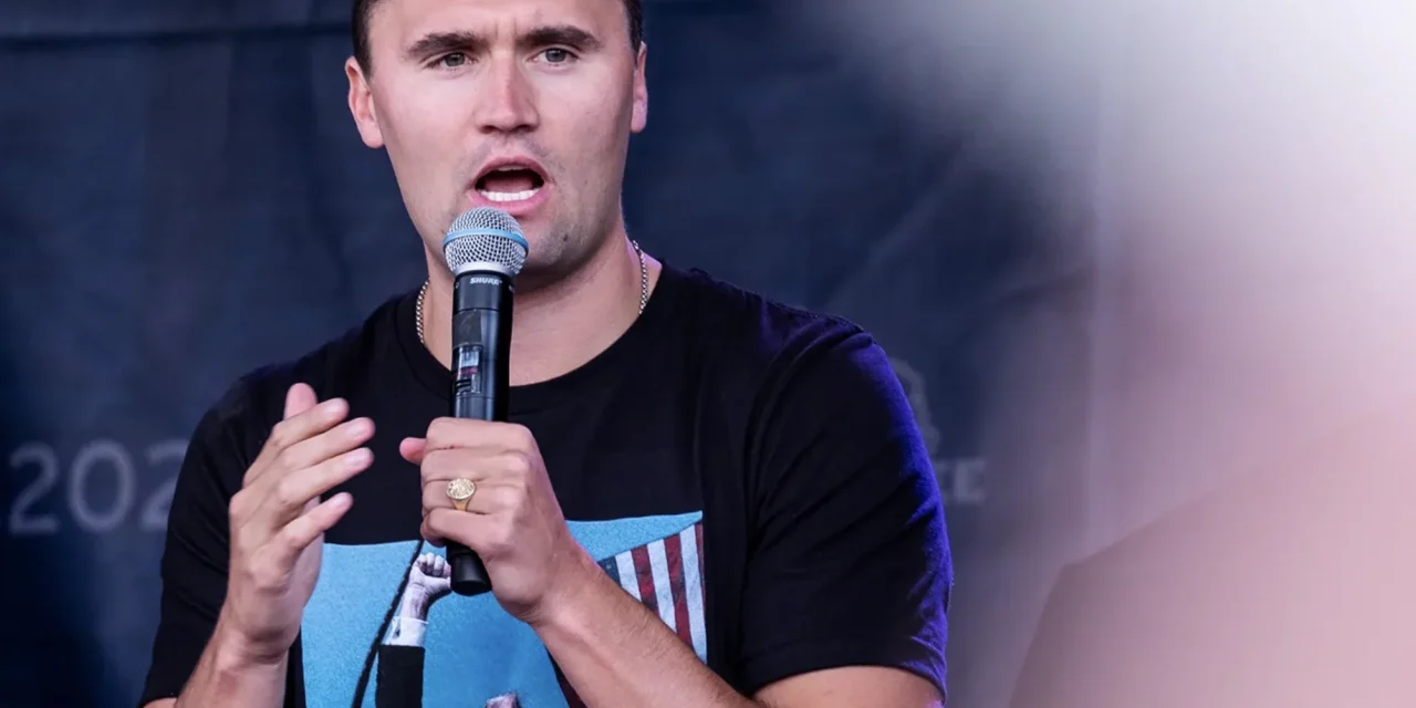 Charlie Kirk, un anno dopo: l’odio che uccide e l’odio che si fabbrica