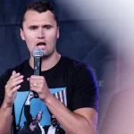 Charlie Kirk, un anno dopo: l’odio che uccide e l’odio che si fabbrica