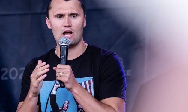 Charlie Kirk, un anno dopo: l’odio che uccide e l’odio che si fabbrica