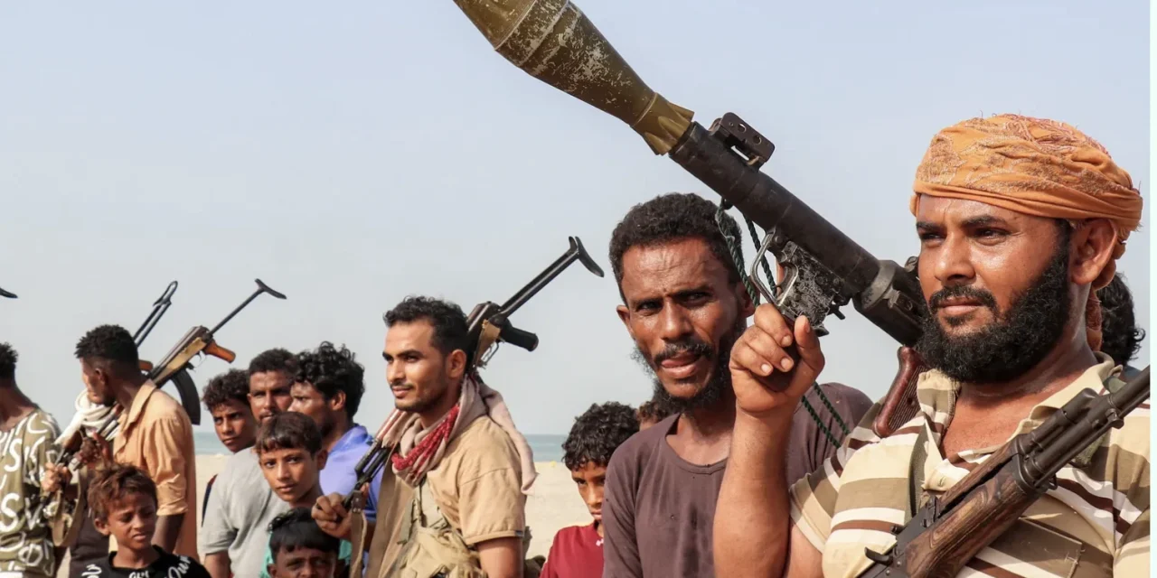 Houthi, danneggiato un caccia italiano in Arabia: Bab el-Mandeb e Hormuz stringono il commercio mondiale