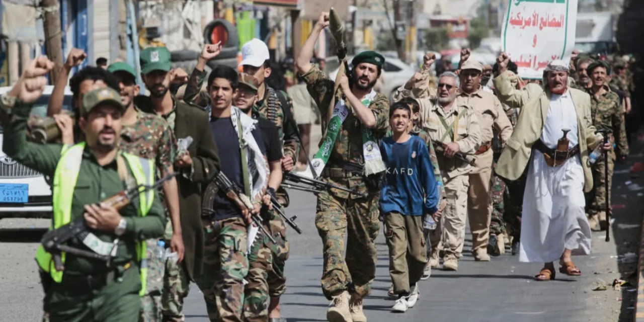 Bab el-Mandeb, gli Houthi stringono la morsa sul Mar Rosso: l’Arabia Saudita valuta la risposta militare