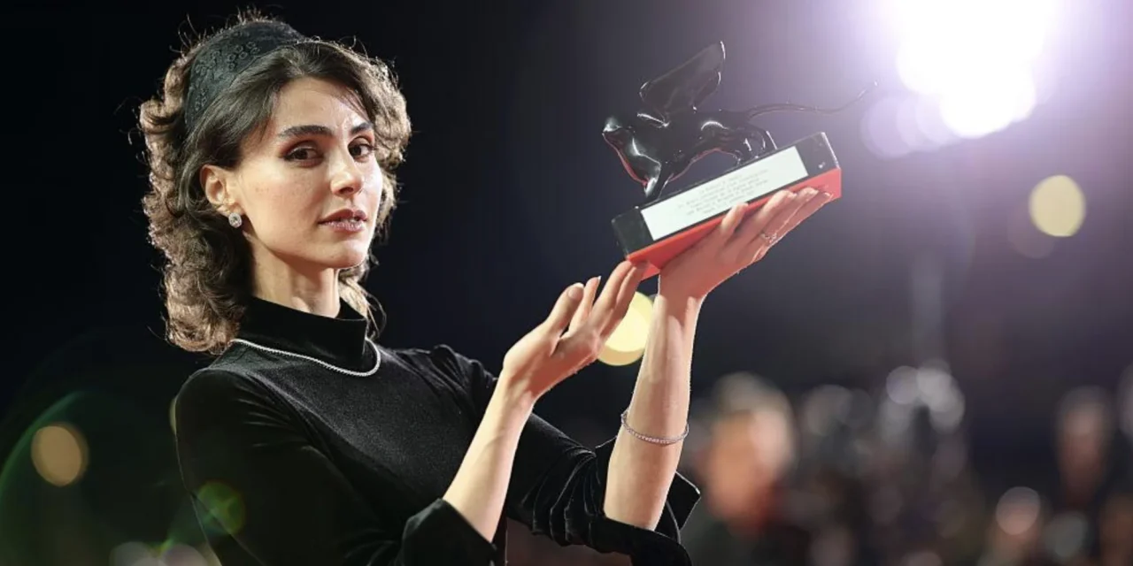 Laleh Marzban, da Venezia la voce delle donne iraniane che Teheran vorrebbe spegnere