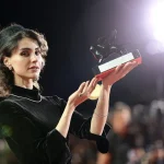 Laleh Marzban, da Venezia la voce delle donne iraniane che Teheran vorrebbe spegnere