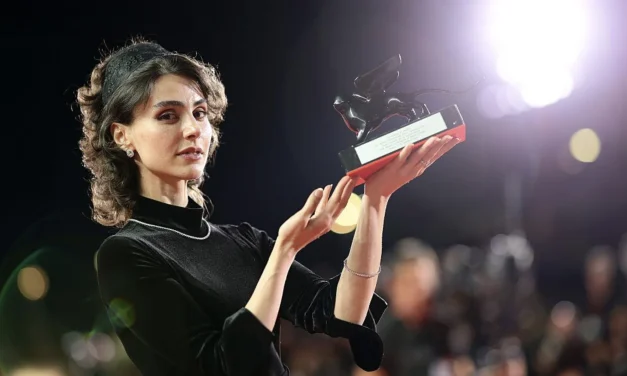 Laleh Marzban, da Venezia la voce delle donne iraniane che Teheran vorrebbe spegnere