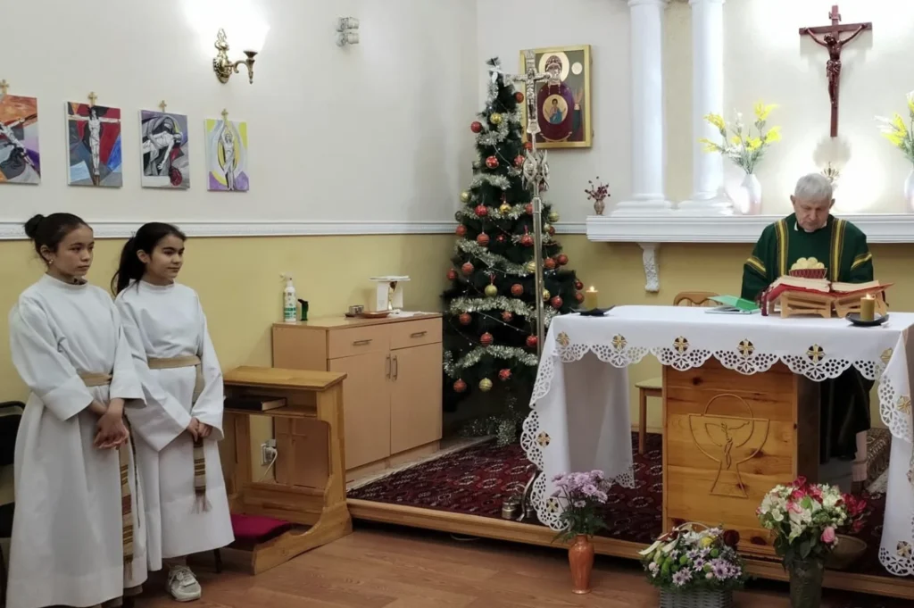 Turkmenistan, una tazza di tè e il Vangelo: così è rinata la Chiesa cattolica nel cuore dell’Asia 1 messa in turkmekistan
