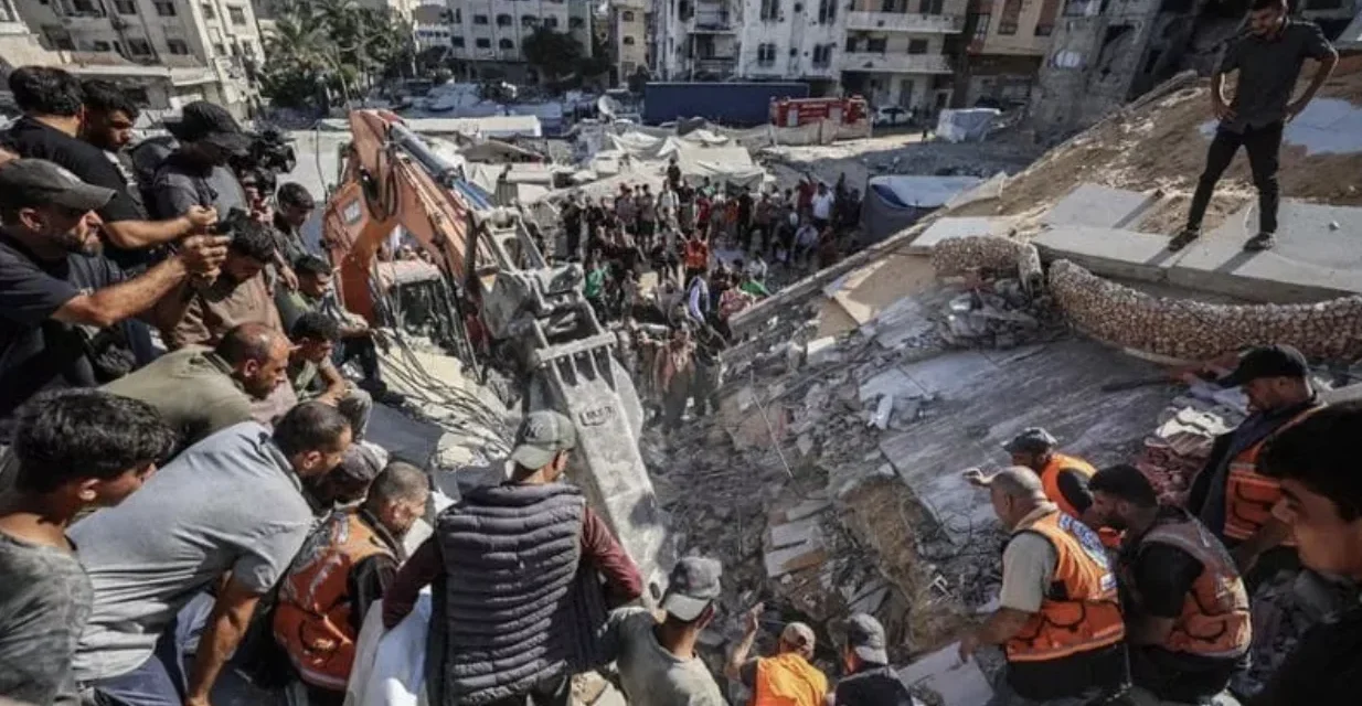 Gaza, crolla un palazzo già bombardato: morti tra le macerie e la città che non può più reggersi