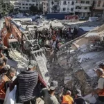 Gaza, crolla un palazzo già bombardato: morti tra le macerie e la città che non può più reggersi