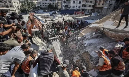 Gaza, crolla un palazzo già bombardato: morti tra le macerie e la città che non può più reggersi