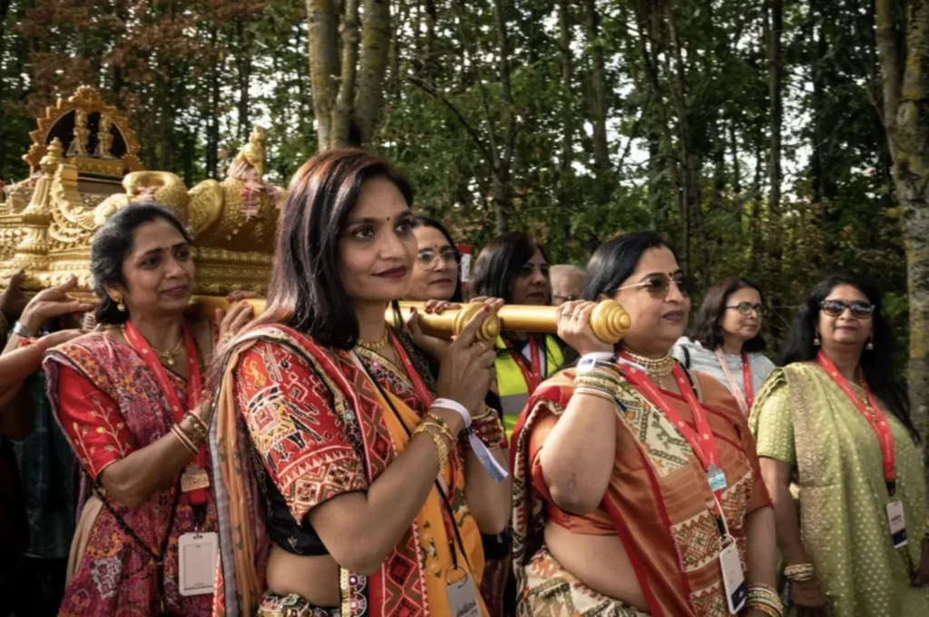 Dall’Albero della vita al tempio hindu di Parigi: l’Europa delle religioni e la domanda sulla reciprocità 4 processione hindu a parigi