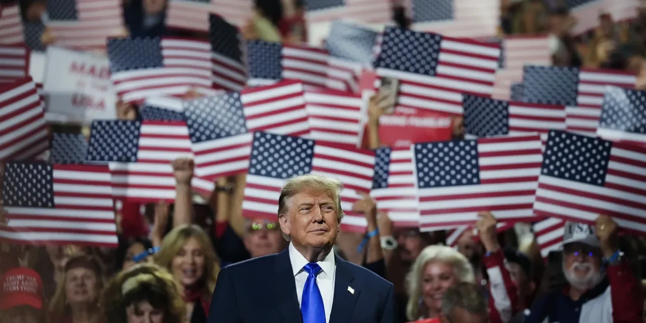Trump promette 5.000 dollari agli americani: il voto diventa merce e la democrazia clientelismo