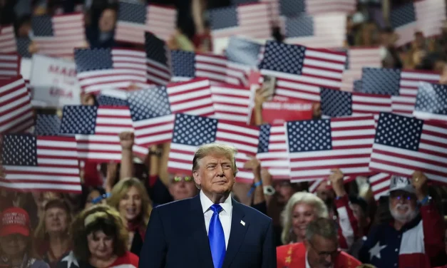 Trump promette 5.000 dollari agli americani: il voto diventa merce e la democrazia clientelismo